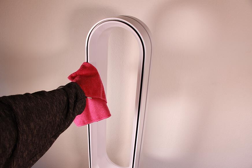 Der Luftring vom Dyson Purifier Cool Autoreact TP7A Luftreiniger wird mit einem weichen, fusselfreien Tuch gereinigt